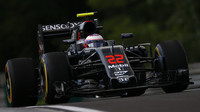 Jenson Button při pátečním tréninku v Maďarsku