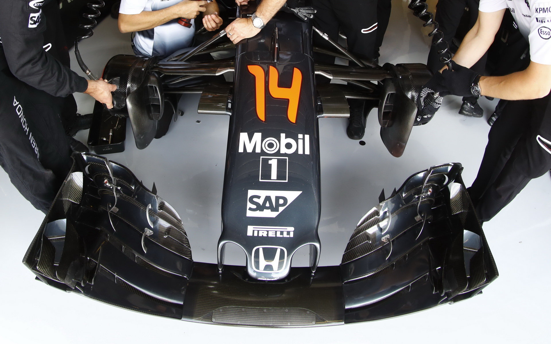 Přední křídlo vozu McLaren | McLaren MP4-31 Honda při pátečním tréninku v Maďarsku