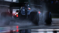 Fernando Alonso při sobotní deštivé kvalifikaci v Maďarsku