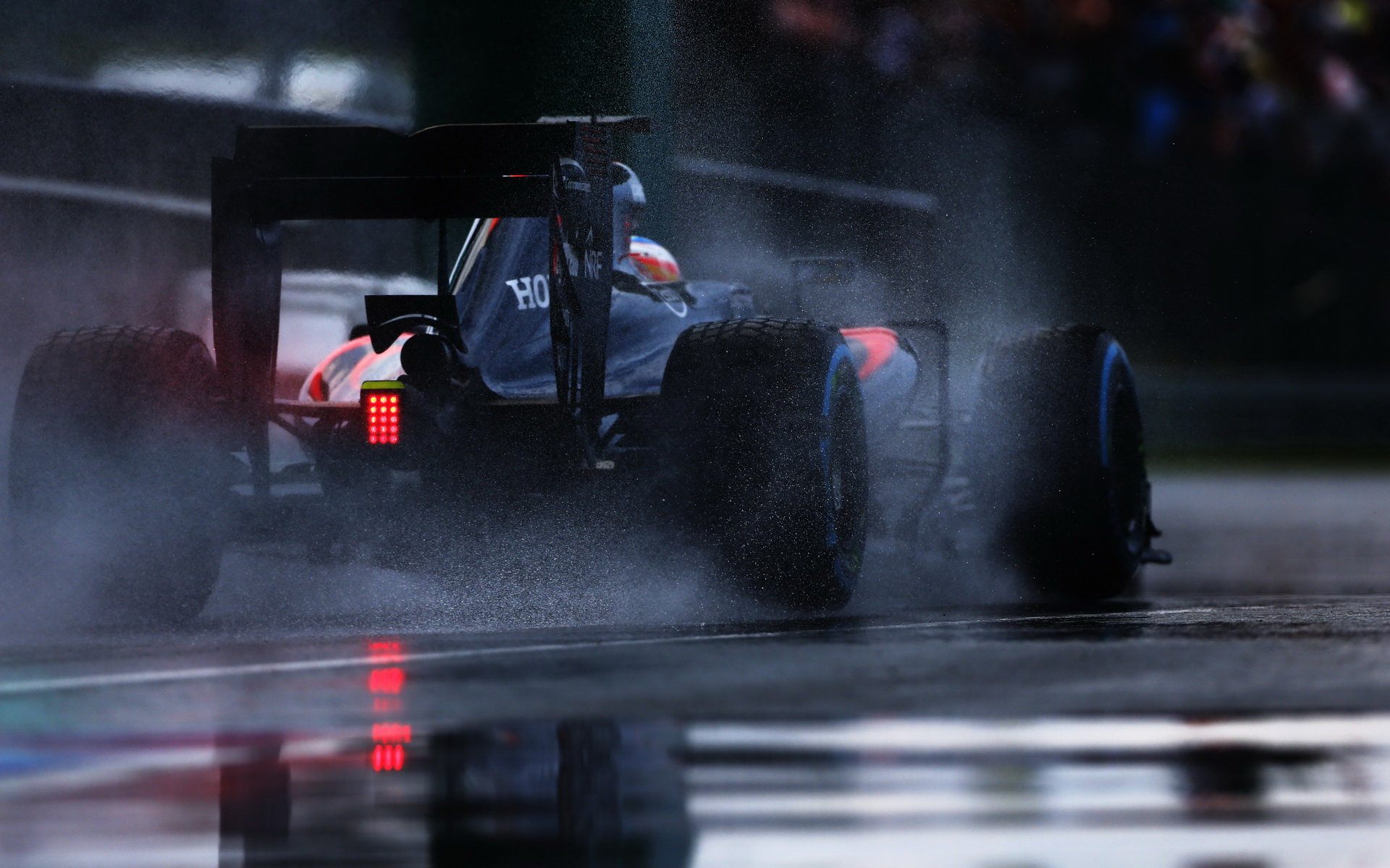 Fernando Alonso při sobotní deštivé kvalifikaci v Maďarsku