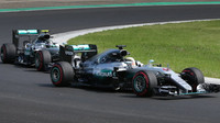 Lewis Hamilton a Nico Rosberg při pátečním tréninku v Maďarsku