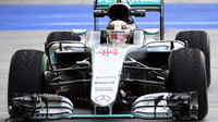 Lewis Hamilton při pátečním tréninku v Maďarsku