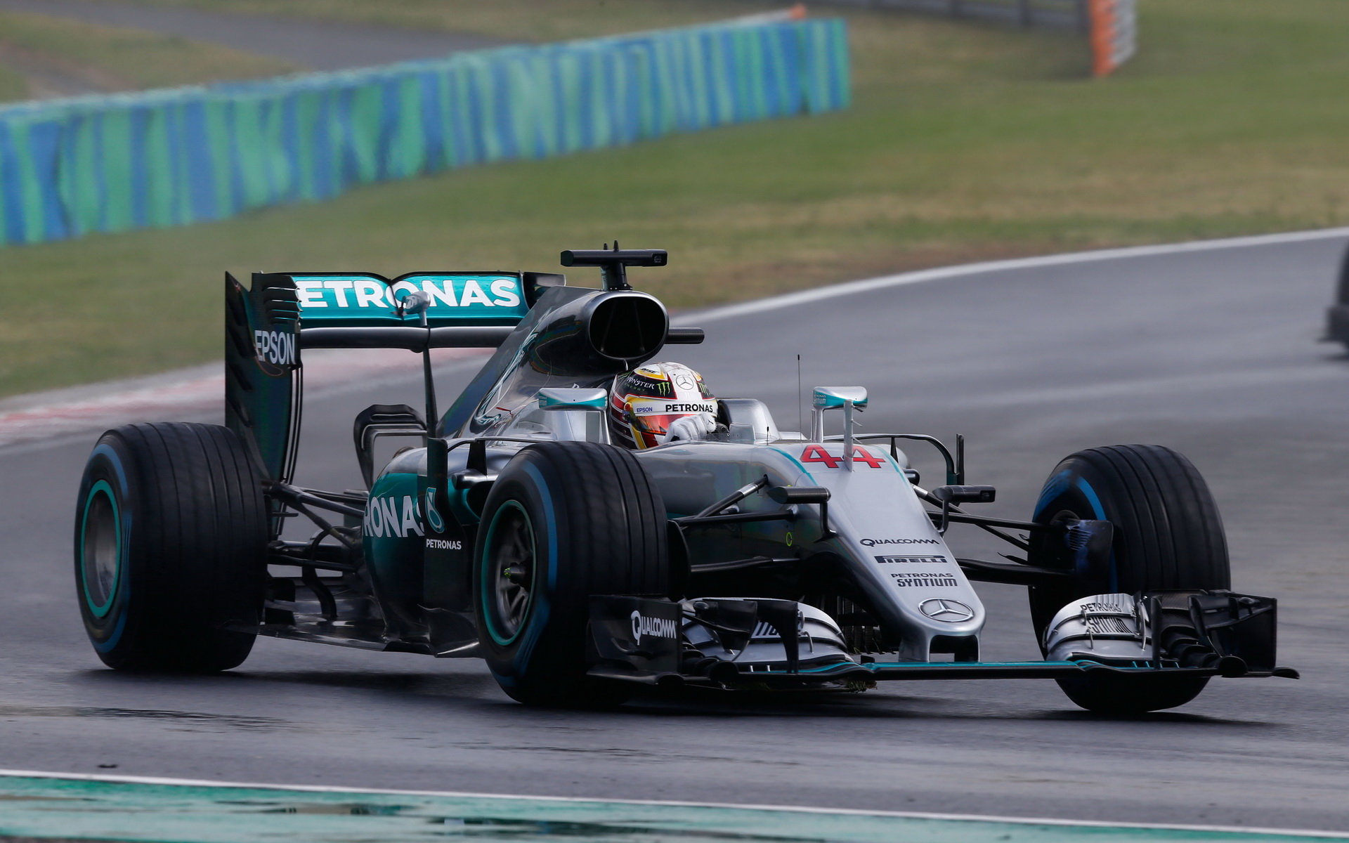 Lewis Hamilton při deštivé kvalifikaci v Maďarsku