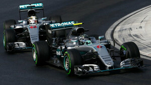 Nico Rosberg a Lewis Hamilton těsně za sebou