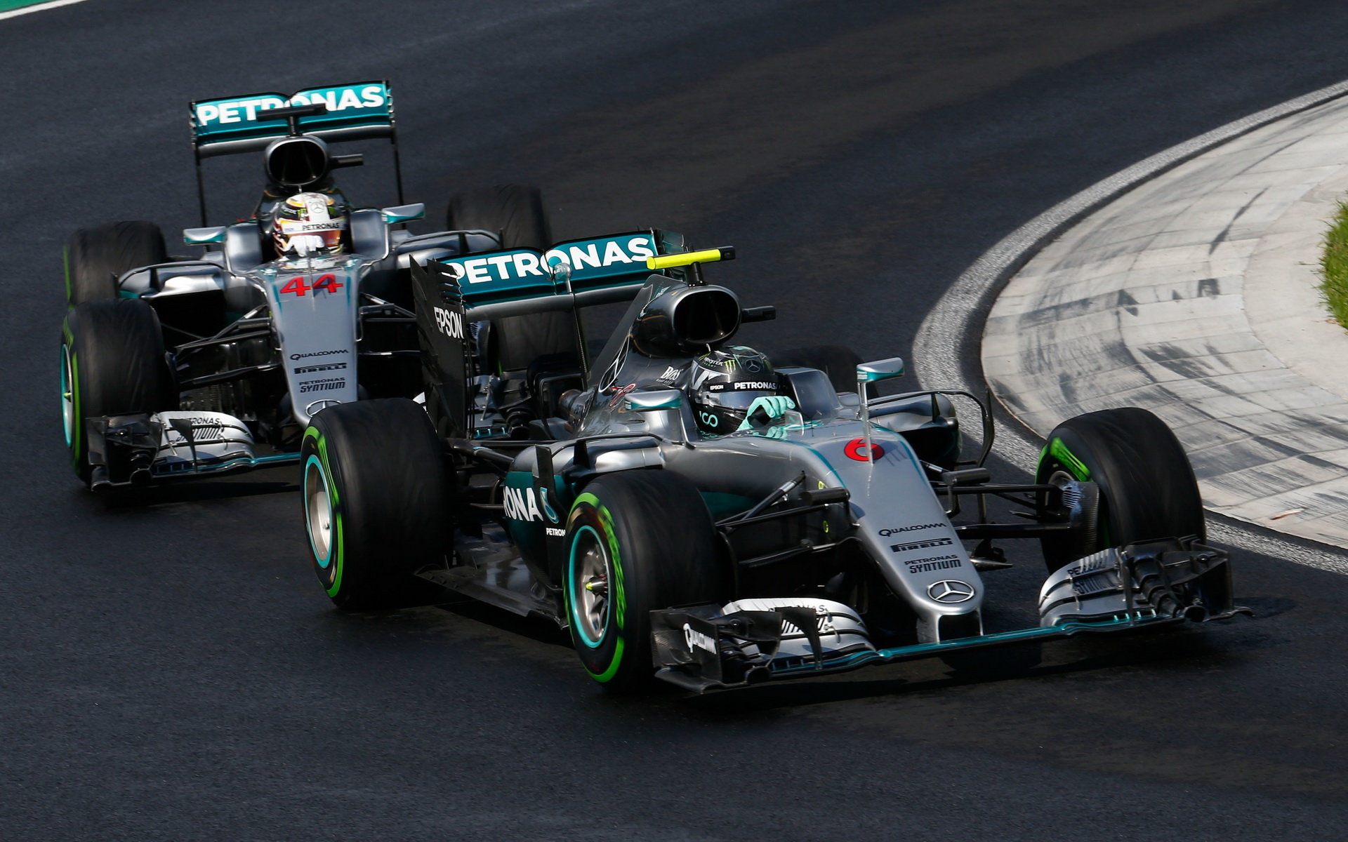 Nico Rosberg a Lewis Hamilton při deštivé kvalifikaci v Maďarsku