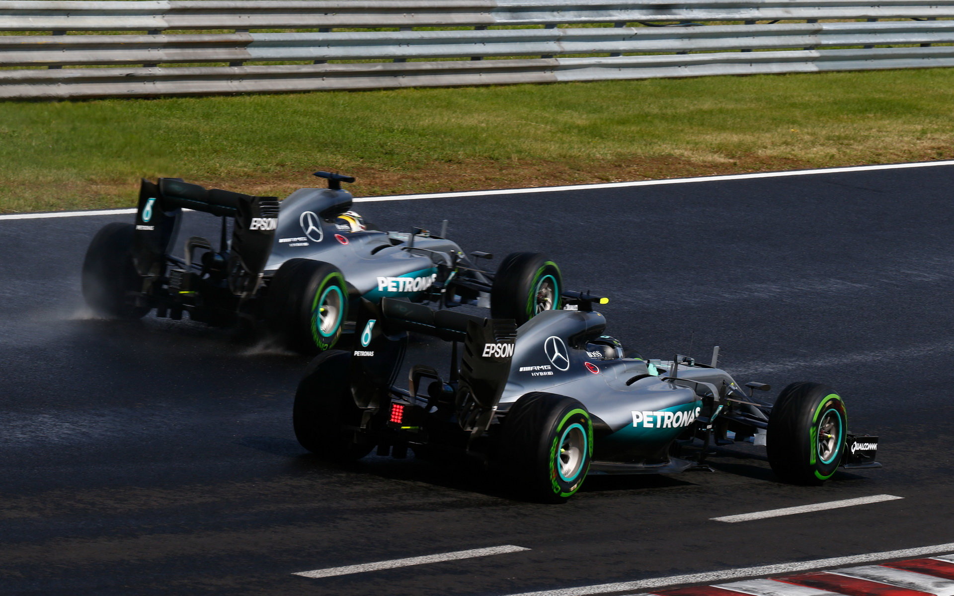 Nico Rosberg a Lewis Hamilton při deštivé kvalifikaci v Maďarsku