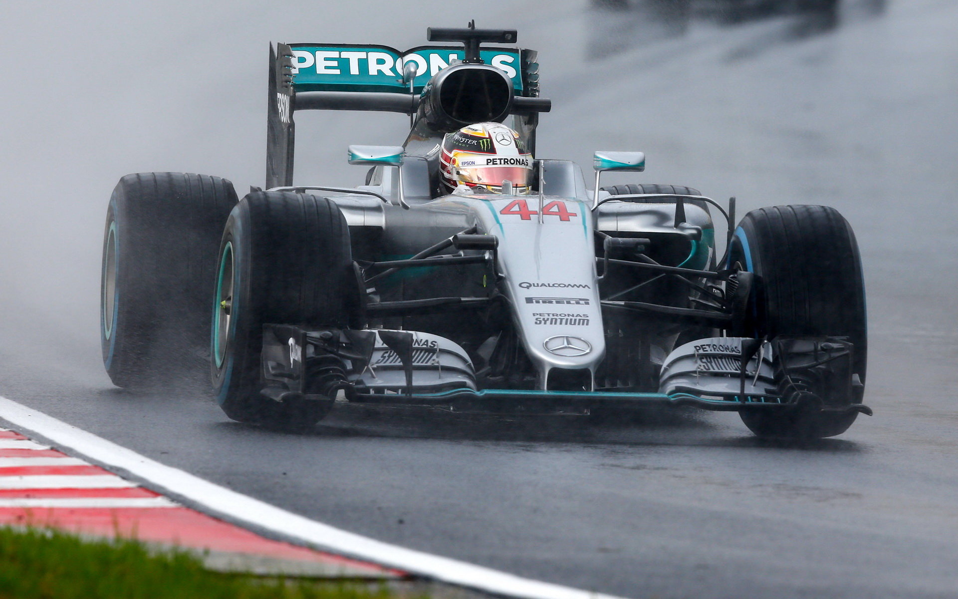 Lewis Hamilton při deštivé kvalifikaci v Maďarsku