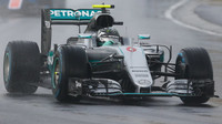 Nico Rosberg při deštivé kvalifikaci v Maďarsku