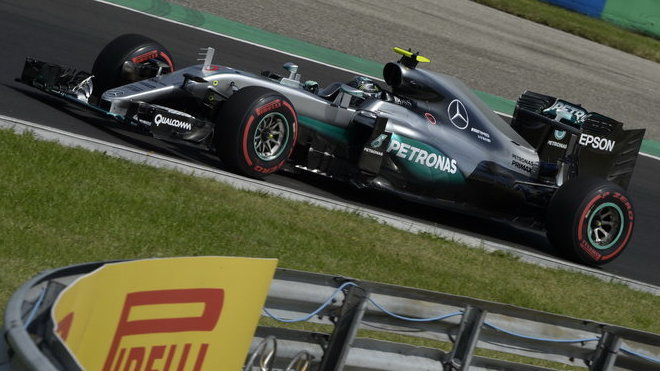 Nico Rosberg při pátečním tréninku v Maďarsku