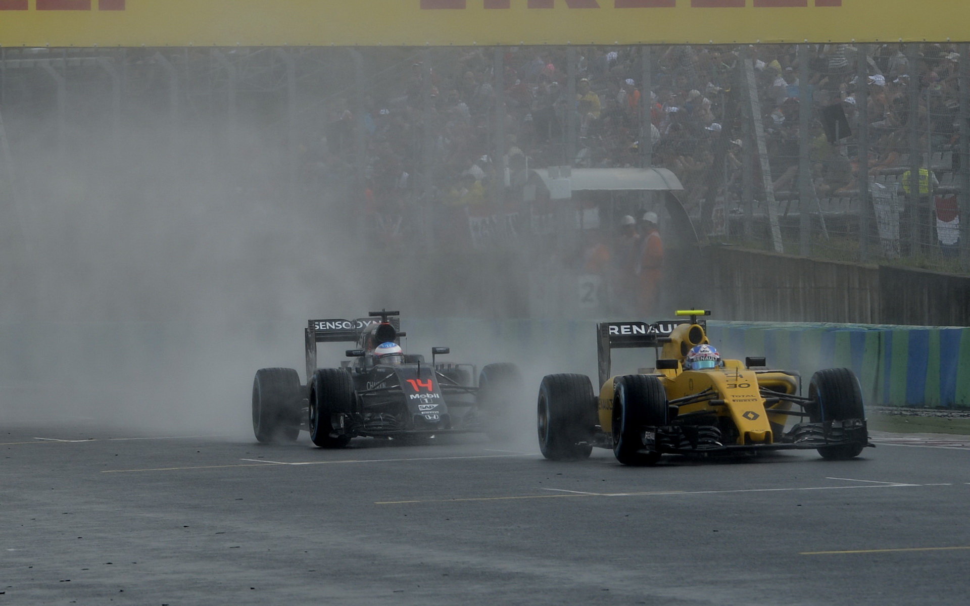 Jolyon Palmer a Fernando Alonso při sobotní deštivé kvalifikaci v Maďarsku
