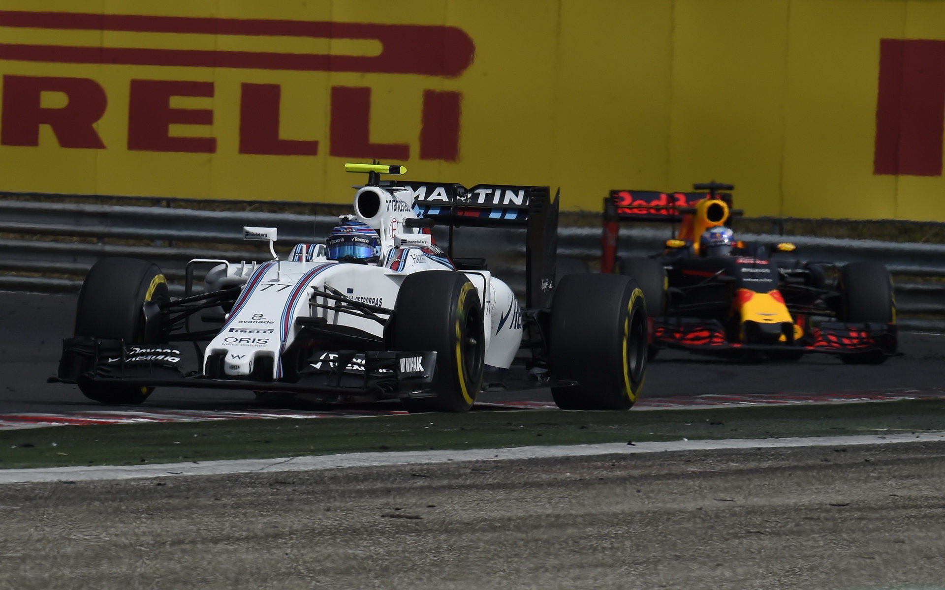 Valtteri Bottas a Daniel Ricciardo při sobotním tréninku v Maďarsku