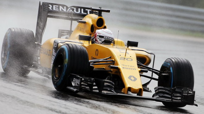 Kevin Magnussen za deště s Renaultem