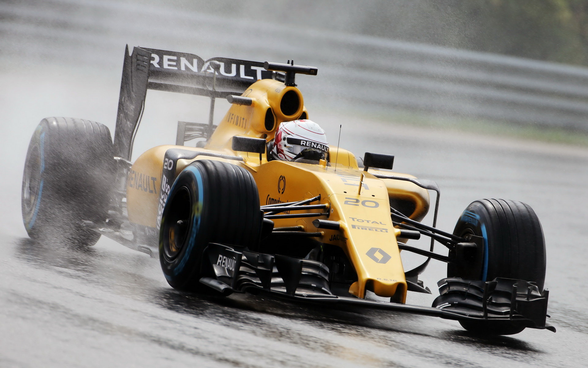 Kevin Magnussen za deště s Renaultem
