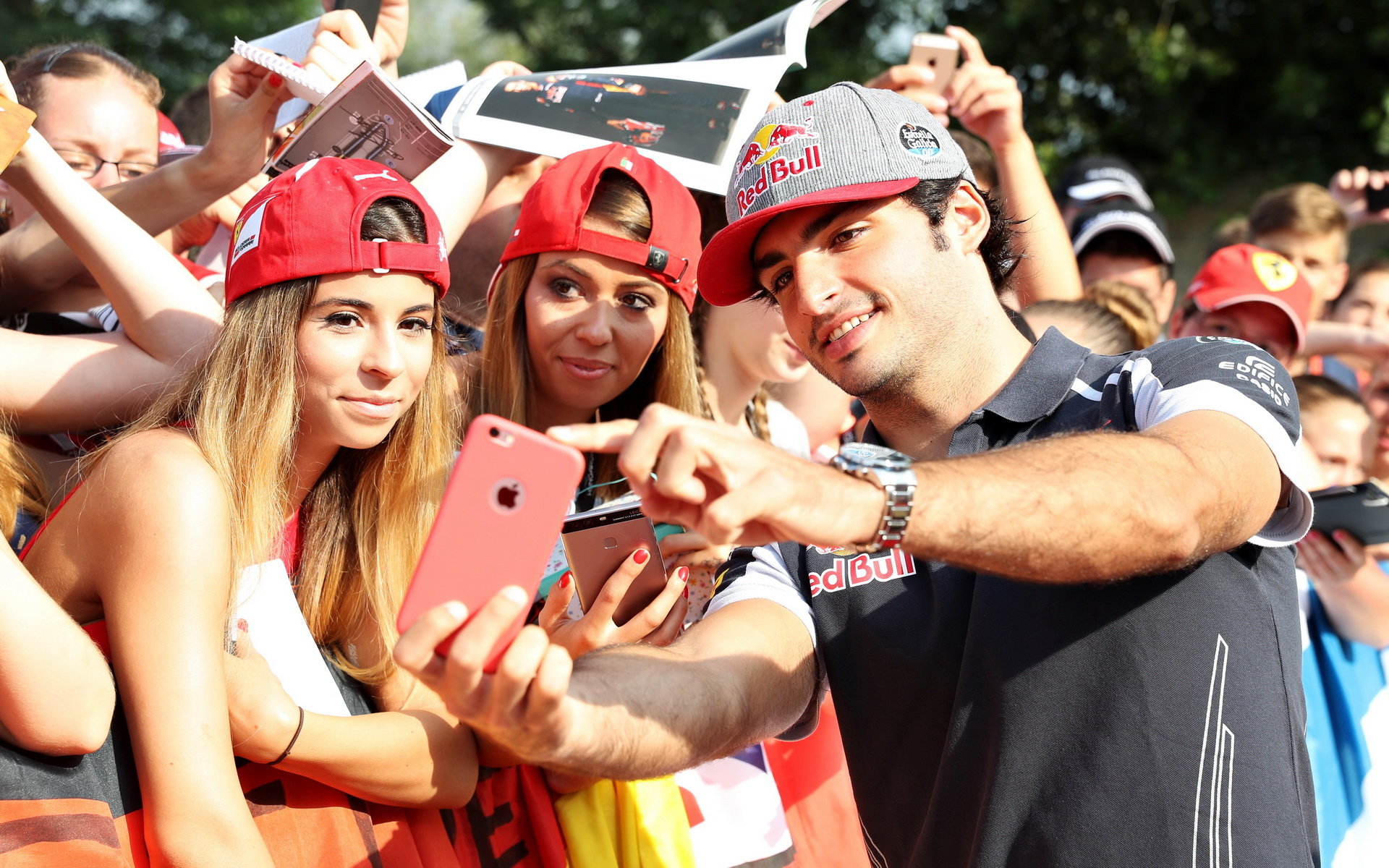 Carlos Sainz při autogramiádě v Maďarsku