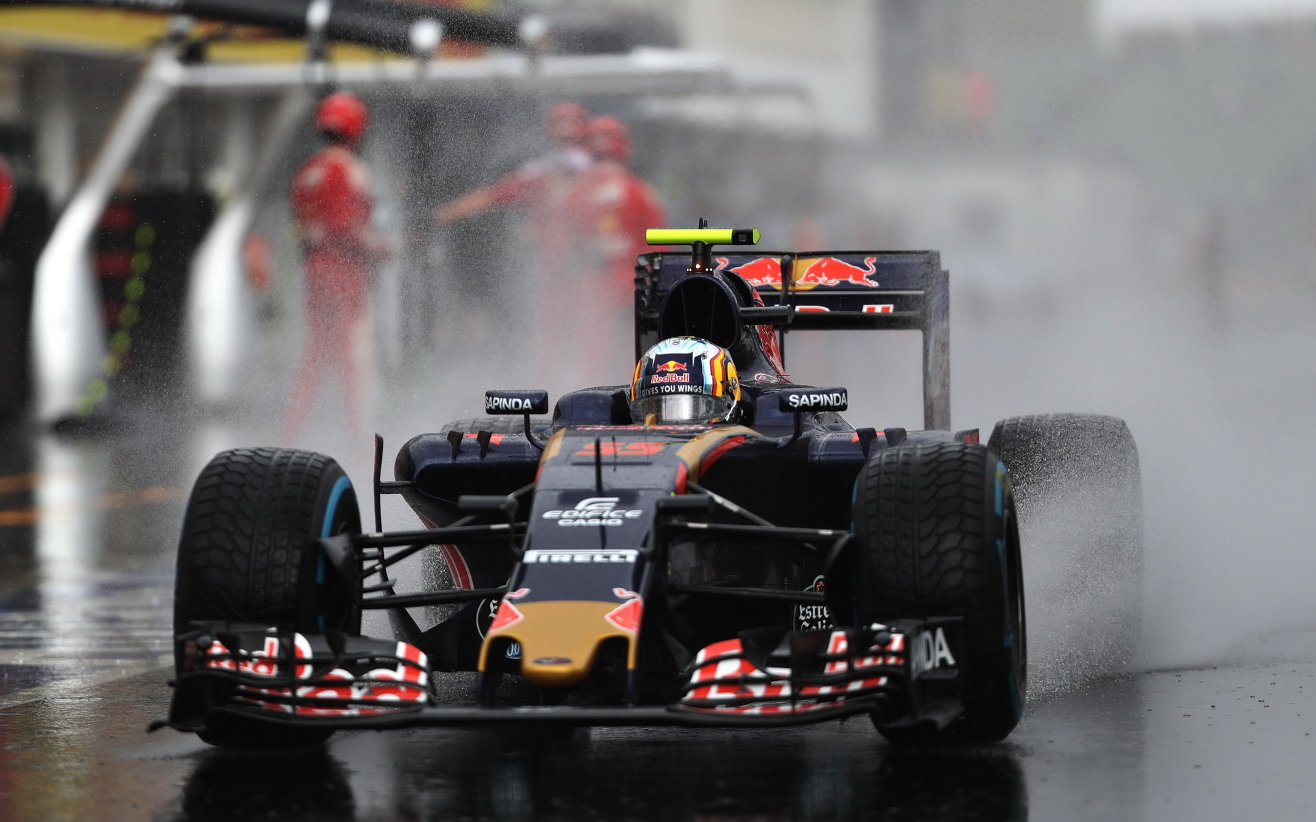 Carlos Sainz při deštivé kvalifikaci v Maďarsku