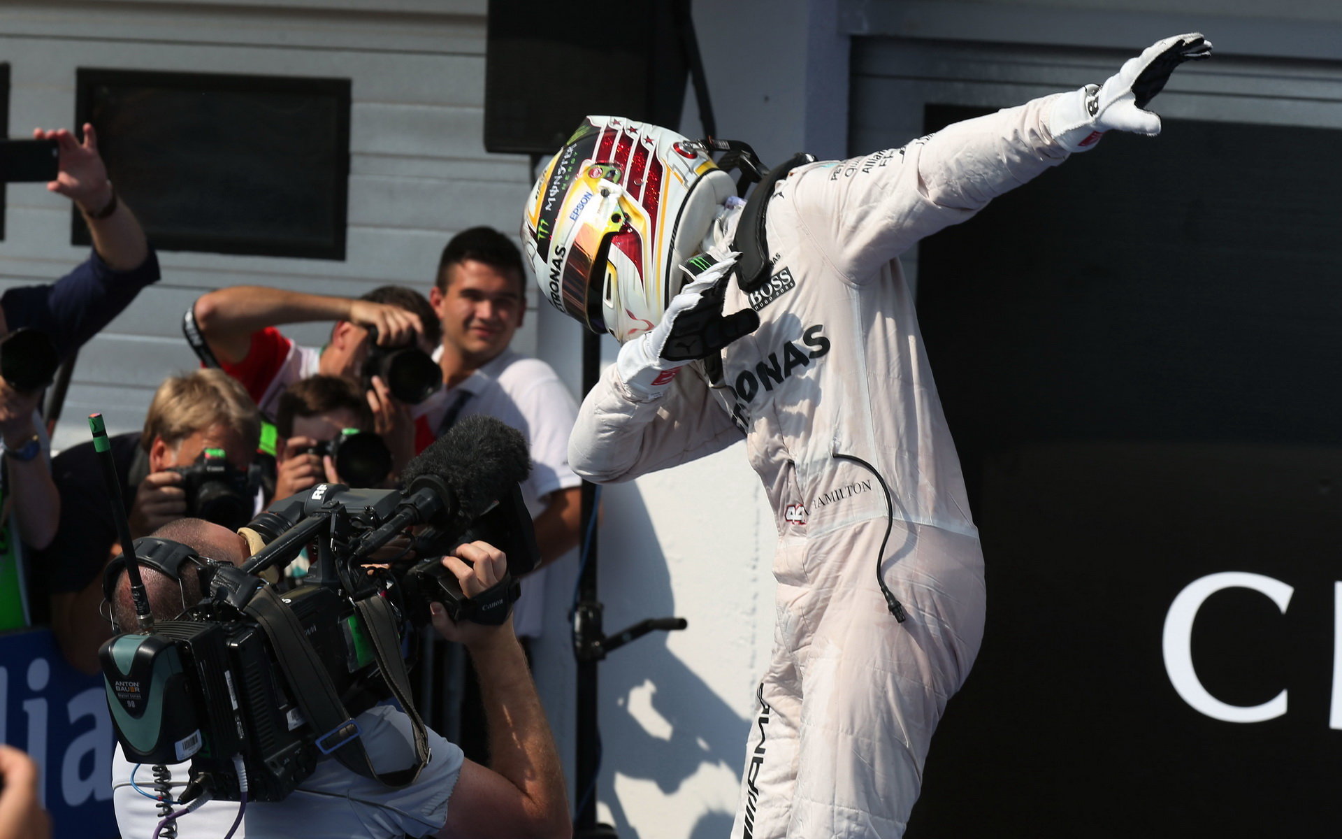 Lewis Hamilton se raduje z vítězství v závodě v Maďarsku