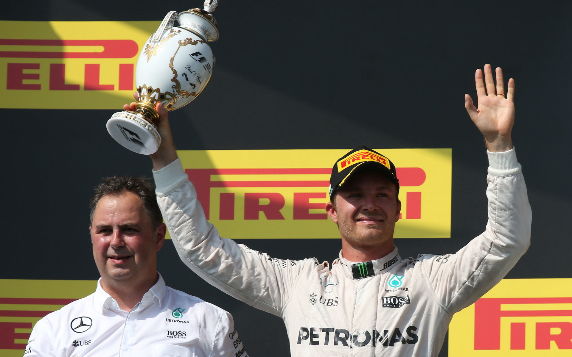 Nico Rosberg se svou trofejí na pódiu po závodě v Maďarsku