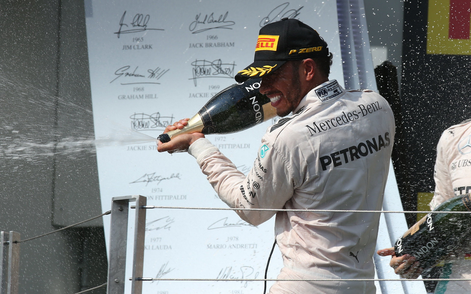 Lewis Hamilton na pódiu po závodě v Maďarsku