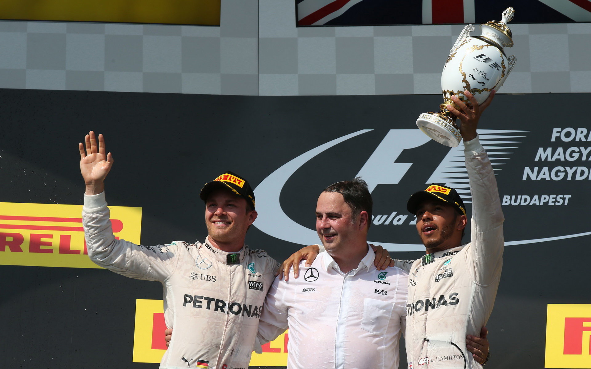 Mercedes má opět double vítězství v závodě v Maďarsku