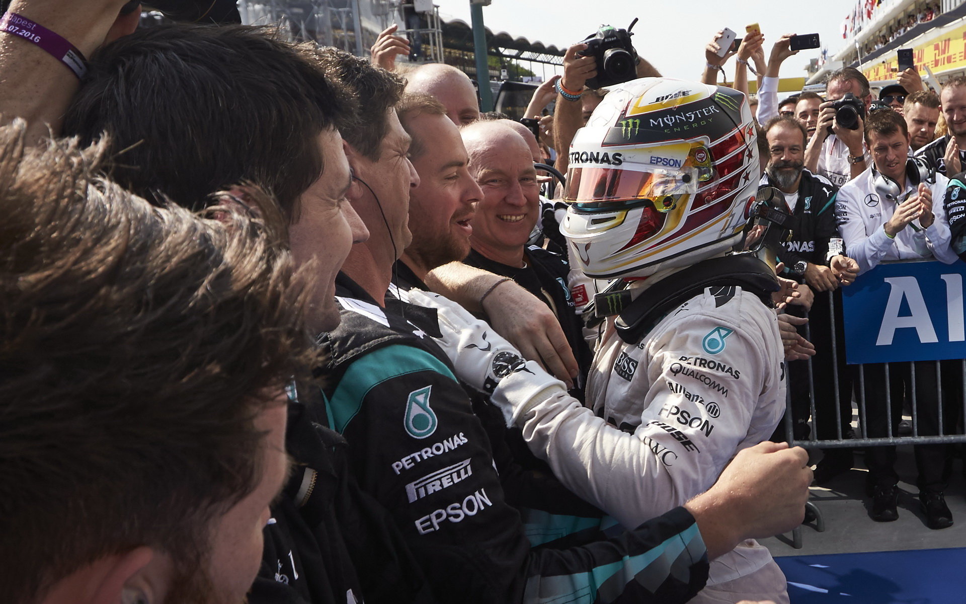 Lewis Hamilton se raduje s mechaniky po závodě v Maďarsku