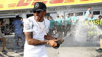 Lewis Hamilton slaví vítězství po závodě v Maďarsku