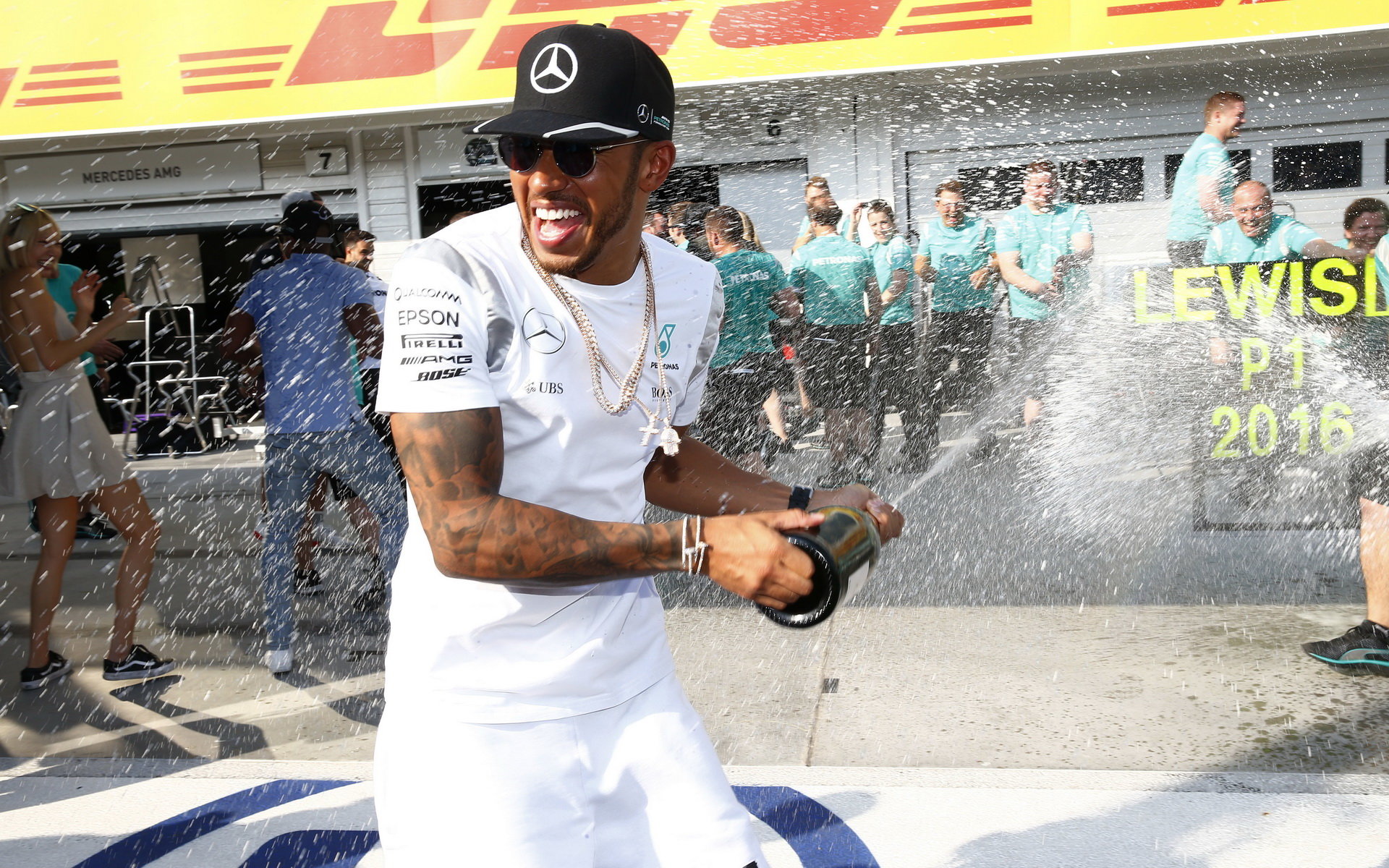 Lewis Hamilton slaví vítězství po závodě v Maďarsku