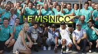 Mercedes slaví vítězství po závodě v Maďarsku