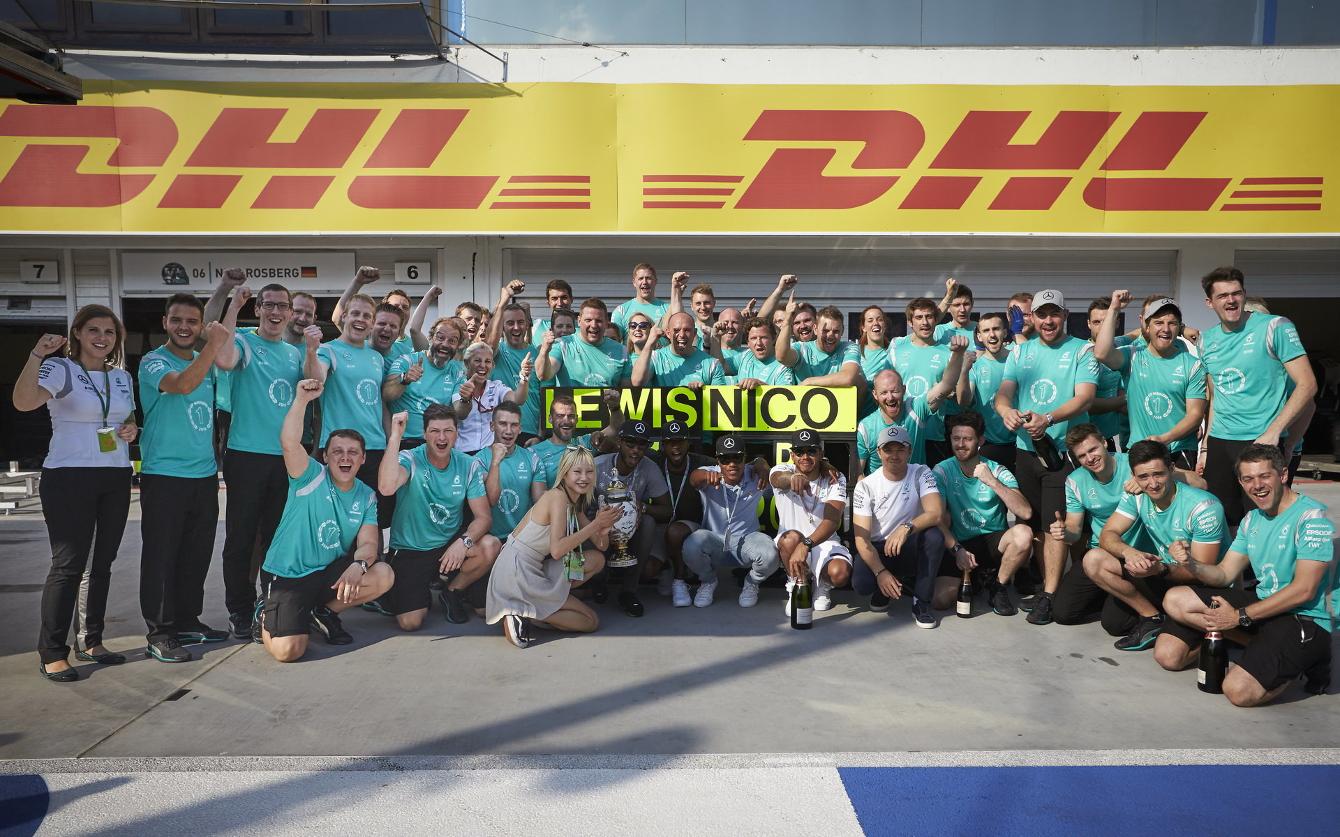 Mercedes slaví vítězství po závodě v Maďarsku