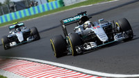 Lewis Hamilton a Nico Rosberg v závodě v Maďarsku