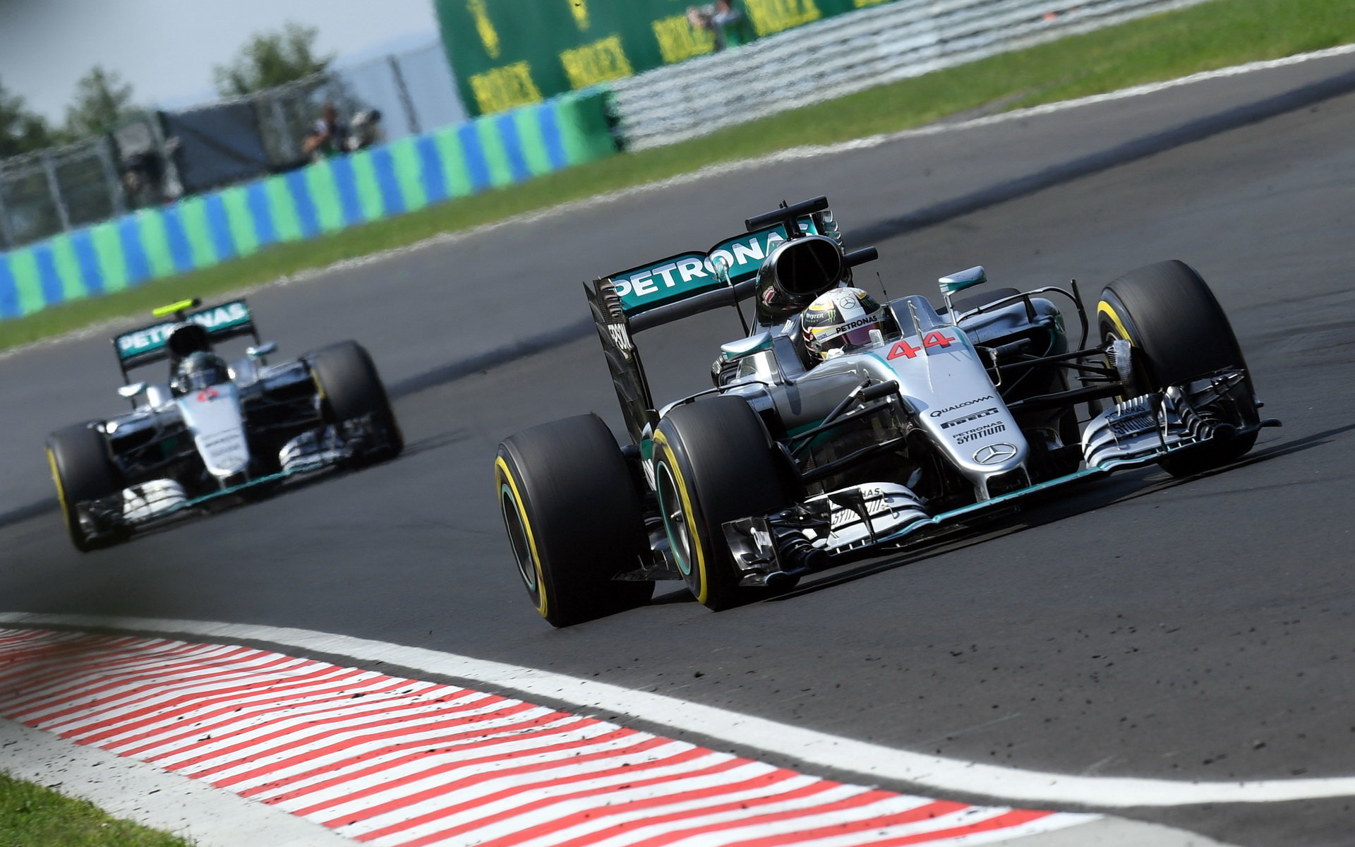 Lewis Hamilton a Nico Rosberg v závodě v Maďarsku