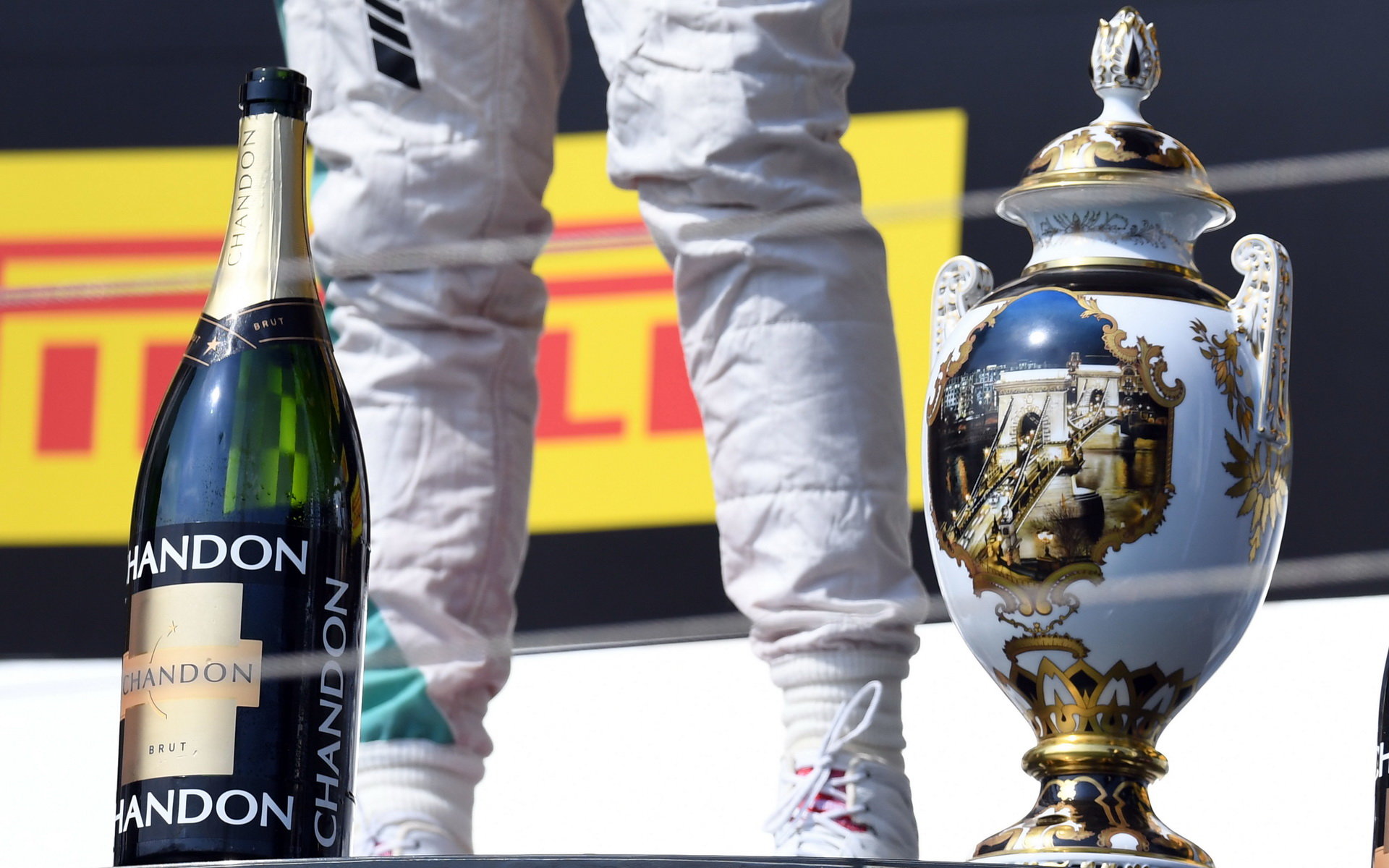 Trofej Lewise Hamiltona po závodě v Maďarsku