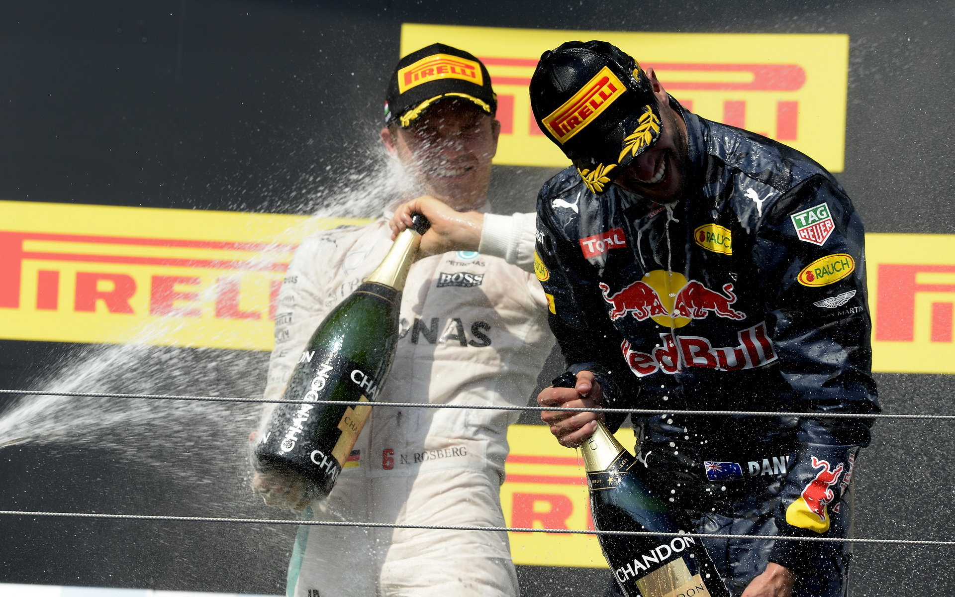 Nico Rosberg a Daniel Ricciardo slaví po závodě v Maďarsku