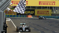 Lewis Hamilton v cíli závodu v Maďarsku