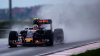 Carlos Sainz při sobotní deštivé kvalifikaci v Maďarsku