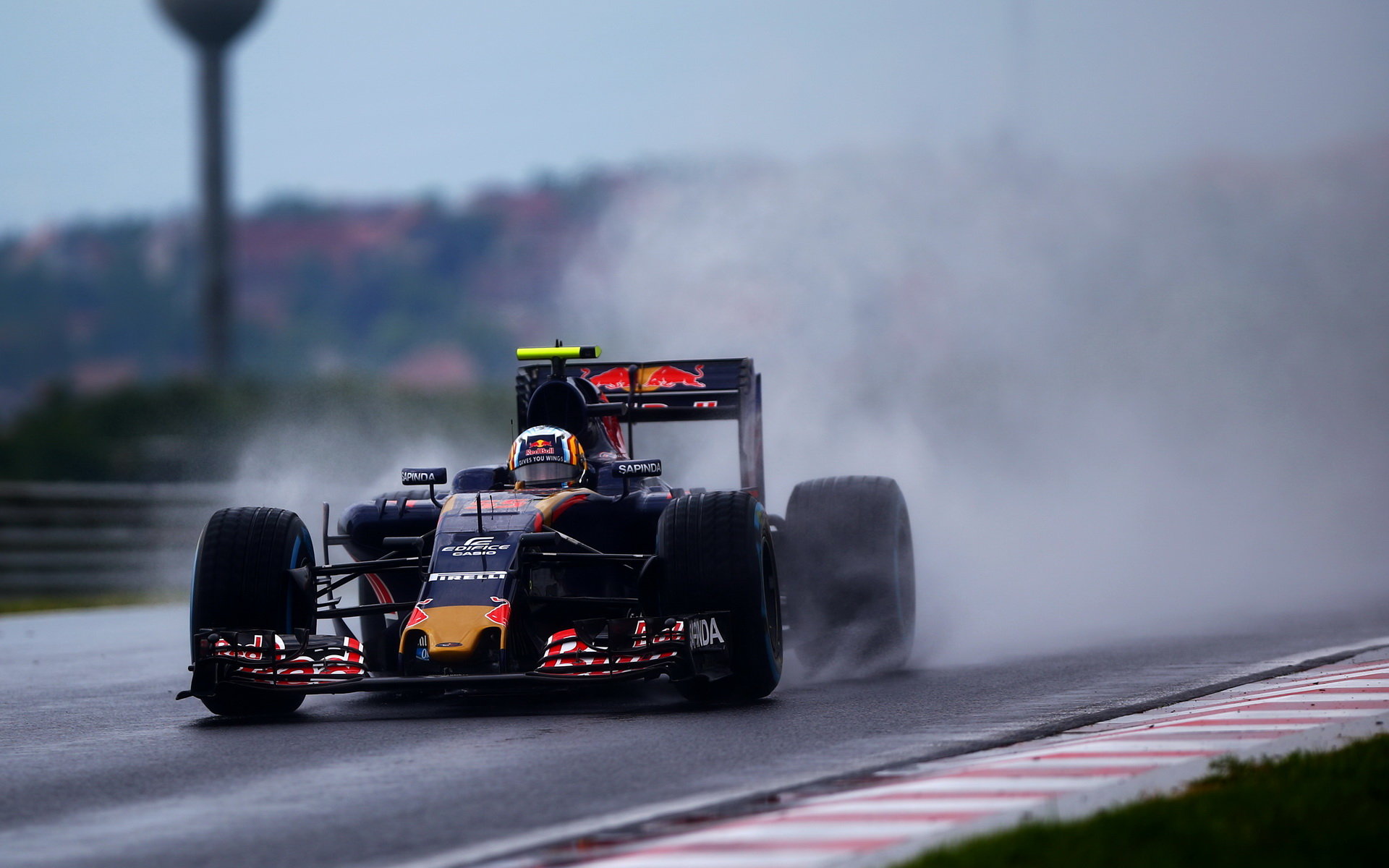 Carlos Sainz při sobotní deštivé kvalifikaci v Maďarsku