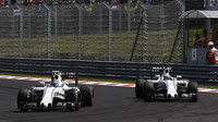 Valtteri Bottas a Felipe Massa v závodě v Maďarsku