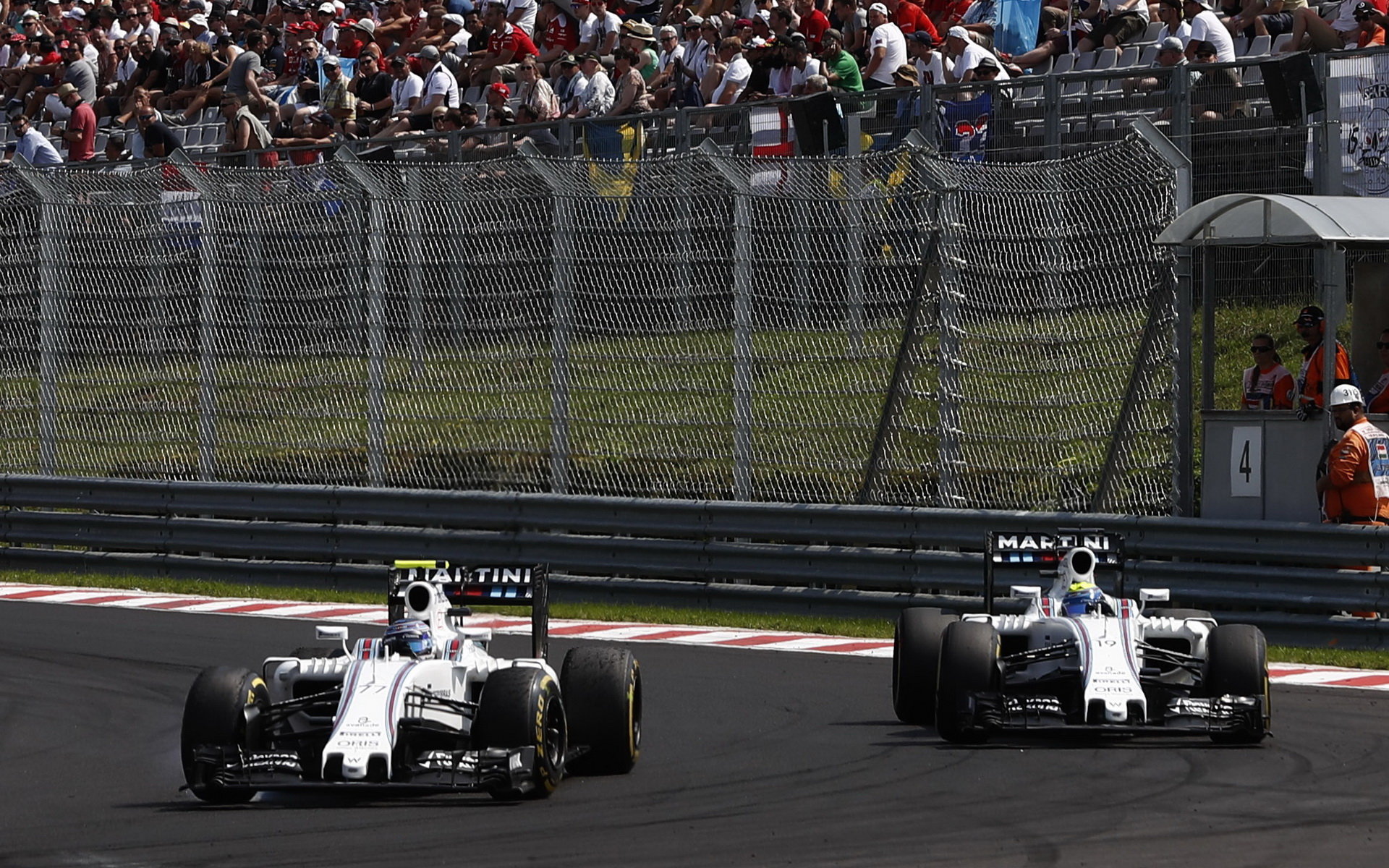 Valtteri Bottas a Felipe Massa v závodě v Maďarsku