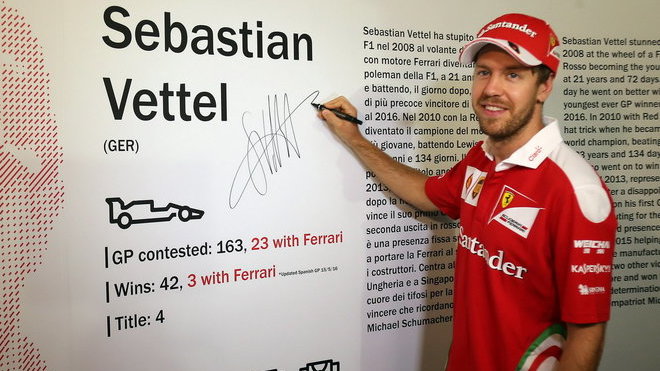 Sebastian Vettel minulý týden v muzeu Ferrari v Maranellu