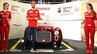 Sebastian Vettel představuje první závodní vůz Ferrari: 125 S