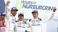 Mark Webber na stupních vítězů po triumfu na Nürburgringu