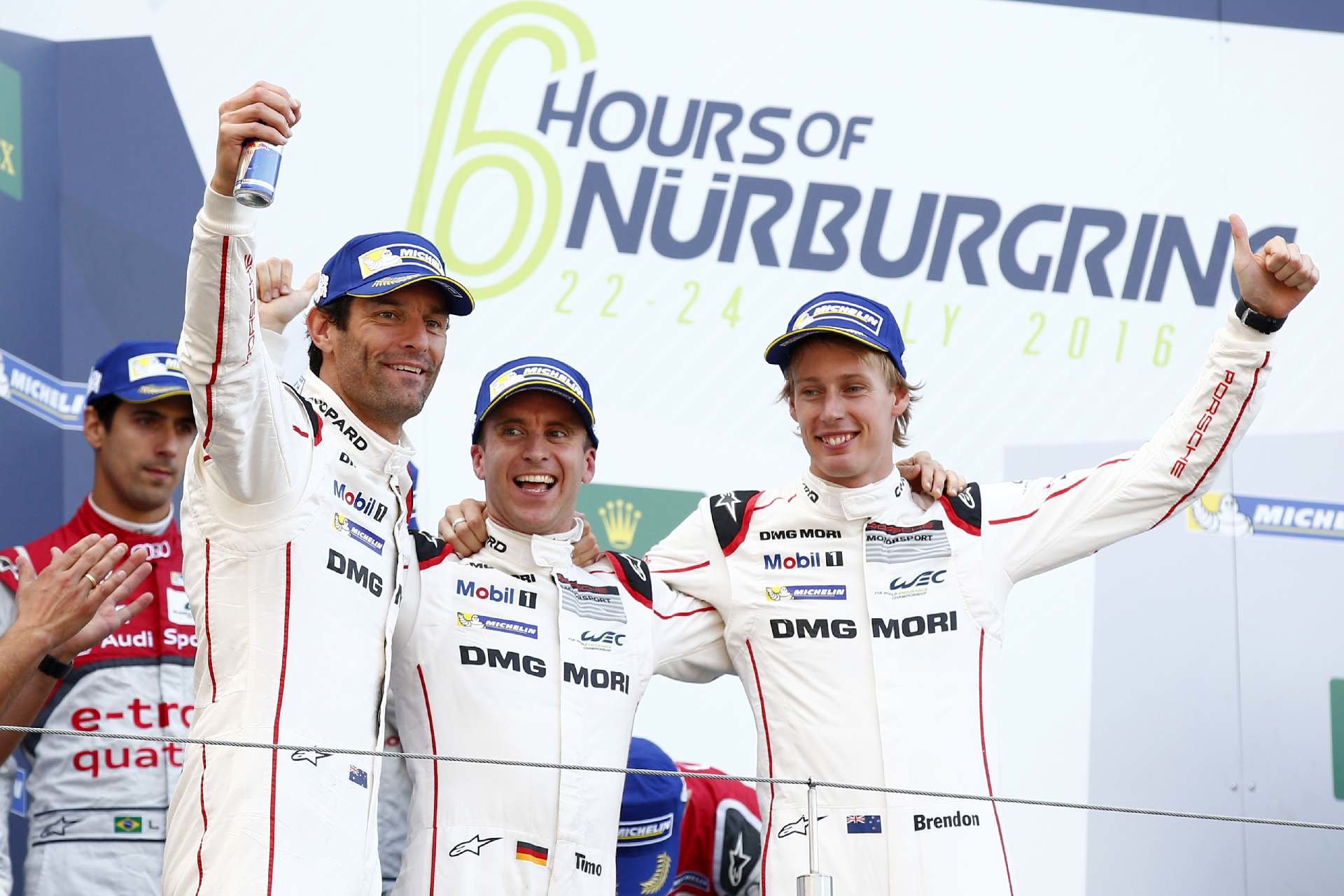 Mark Webber na stupních vítězů po triumfu na Nürburgringu