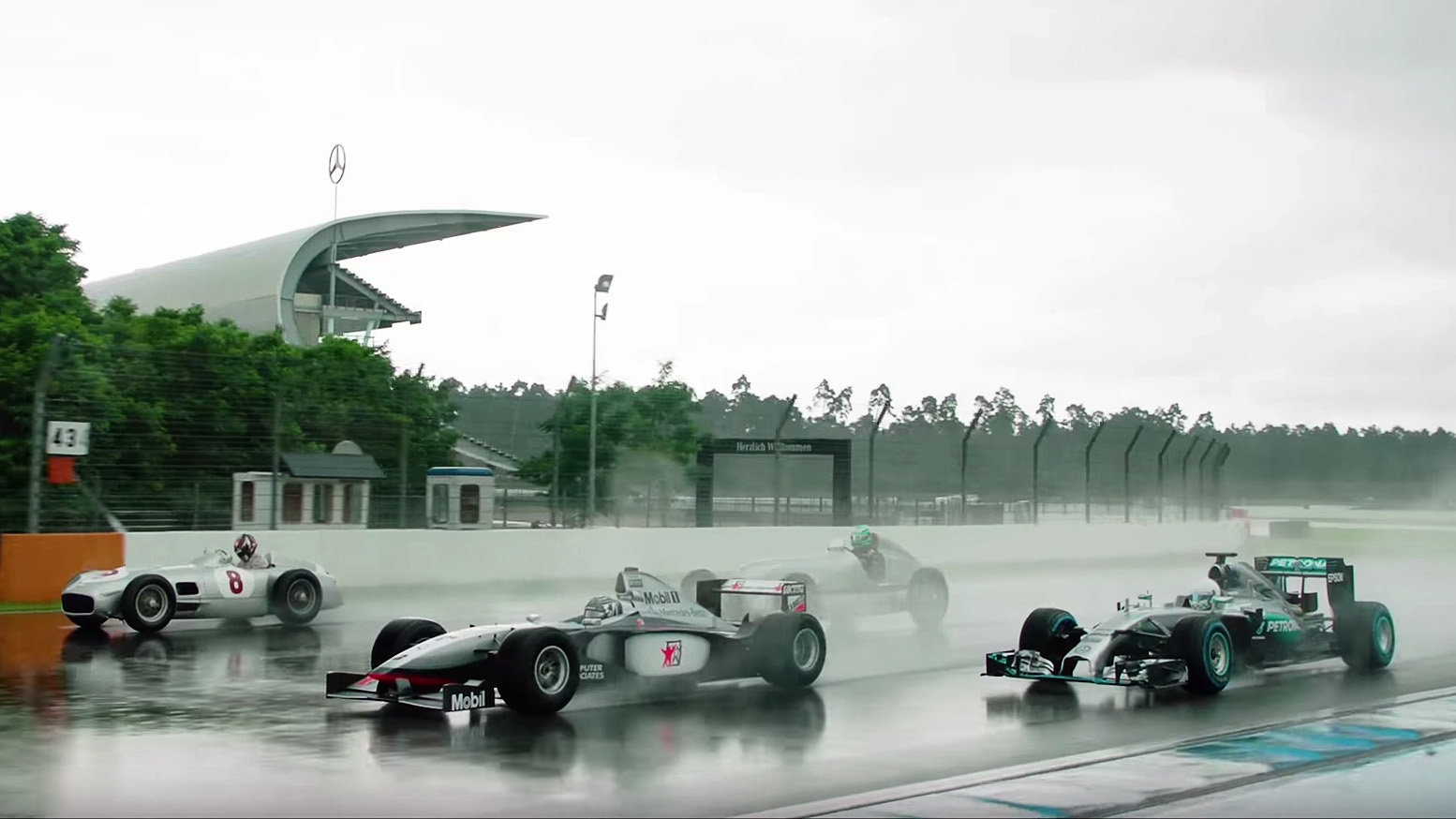 Němečtí piloti prohánějí po Hockenheimringu slavné vozy Mercedesu