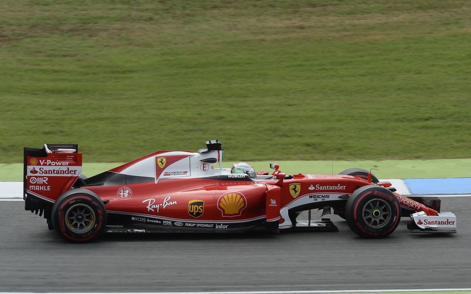 Sebastian Vettel při pátečním tréninku v Německu