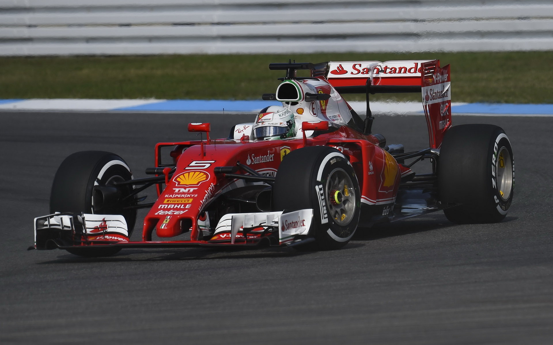 Sebastian Vettel při pátečním tréninku v Německu
