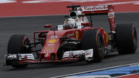 Sebastian Vettel při pátečním tréninku v Německu