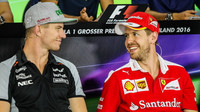 Nico Hülkenberg a Sebastian Vettel na tiskovce v Německu