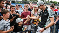 Nico Hülkenberg při autogramiádě v Německu