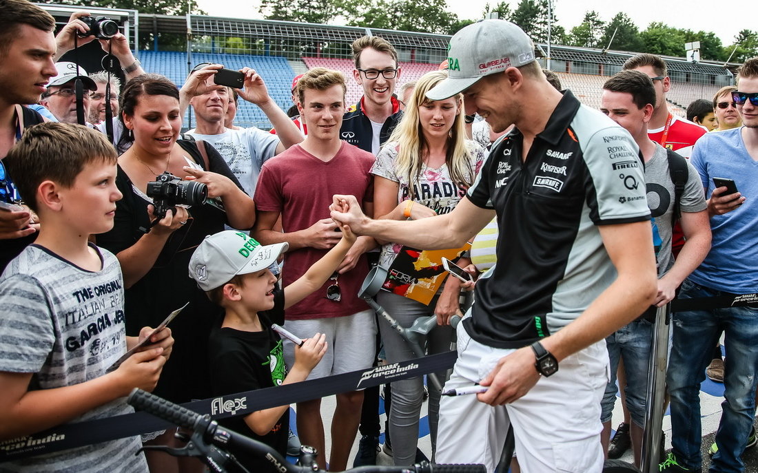 Nico Hülkenberg při autogramiádě v Německu