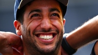 Daniel Ricciardo se nad příspěvky Lewise Hamiltona na Twitteru hluboce zasmál