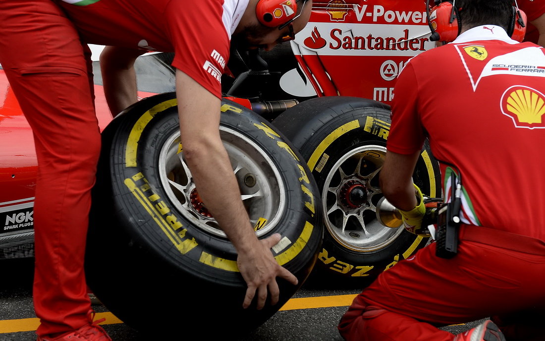 Trénink výměny pneumatik u týmu Ferrari v Německu